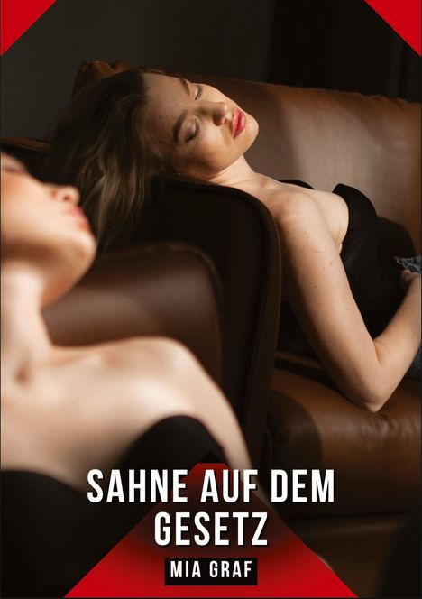 "Sahne auf dem Gesetz" von Mia Graf. Zwei Frauen entspannen auf einem braunen Ledersofa in sanftem Licht.