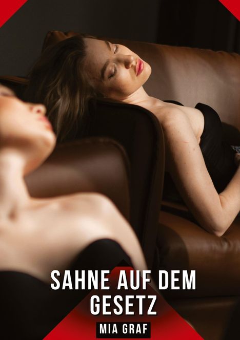 „Sahne auf dem Gesetz“ von Mia Graf. Zwei Frauen in schwarzer Kleidung ruhen auf einem braunen Ledersofa.