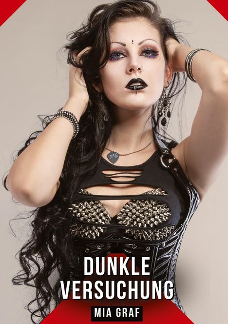 "Dunkle Versuchung", "Mia Graf". Frau mit dunklem Make-up, Piercings und Nietenoberteil in selbstbewusster Pose.