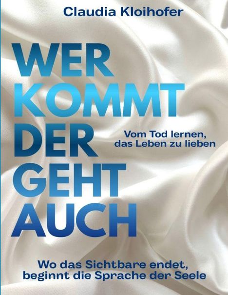 Text: "WER KOMMT DER GEHT AUCH", "Vom Tod lernen, das Leben zu lieben", "Wo das Sichtbare endet, beginnt die Sprache der Seele". Beigefarbener Stoff als Hintergrund.