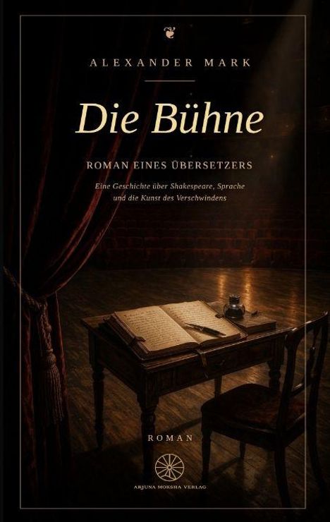 "Die Bühne. Roman eines Übersetzers. Eine Geschichte über Shakespeare, Sprache und die Kunst des Verschwindens."   
Ein Tisch mit Buch und Kerze auf einer Bühne, dunkle Atmosphäre.