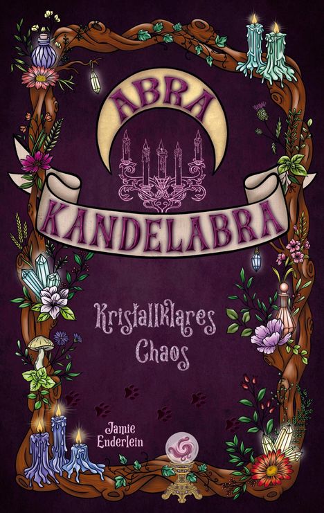 „Abra Kandelabra“, „Kristallklares Chaos“, „Jamie Enderlein“. Bild einer verzierten Rahmen mit Kerzen und Blumen.