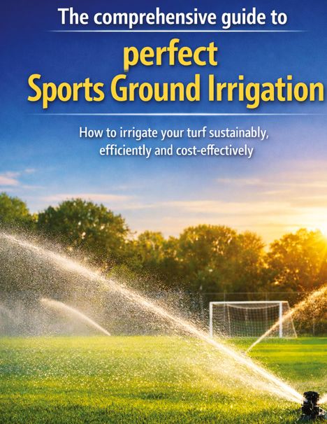 Text: "The comprehensive guide to perfect Sports Ground Irrigation. How to irrigate your turf sustainably, efficiently and cost-effectively." Eine grüne Rasenfläche wird von Sprinklern bewässert, im Hintergrund sind Bäume und ein Fußballtor zu sehen, mit blauem Himmel und Sonnenuntergang.