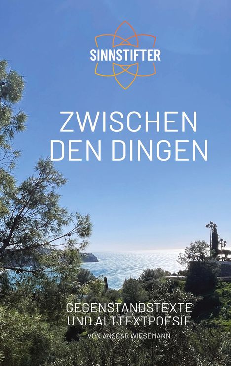 Logo "Sinnstifter". Text: "ZWISCHEN DEN DINGEN". "GEGENSTANDSTEXTE UND ALTTEXTPOESIE". Natur mit Meerblick und Bäumen im Vordergrund.