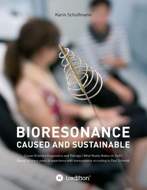 Titel: „BIORESONANCE CAUSED AND SUSTAINABLE“. Zwei unscharfe Personen im Hintergrund, im Fokus eine Metallspirale.