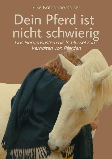 „Dein Pferd ist nicht schwierig. Das Nervensystem als Schlüssel zum Verhalten von Pferden.“ Frau mit Pferd im Hintergrund.