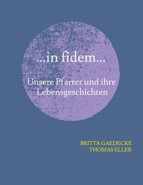 „...in fidem... Unsere Pfarrer und ihre Lebensgeschichten“ steht in einem violetten, texturierten Kreis auf blauem Hintergrund.