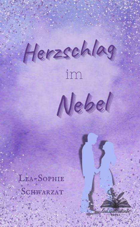 "Herzschlag im Nebel" und "Lea-Sophie Schwarzat" auf violettem Hintergrund. Silhouetten eines Paares und Glitzereffekte.