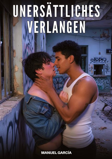 "UNERSÄTTLICHES VERLANGEN" und "MANUEL GARCÍA". Zwei Männer in inniger Umarmung in einem verlassenen Gebäude mit Graffiti.