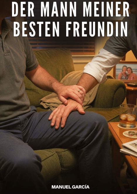 „DER MANN MEINER BESTEN FREUNDIN“. Zwei Männer auf einem Sofa, einer hält die Hand des anderen.