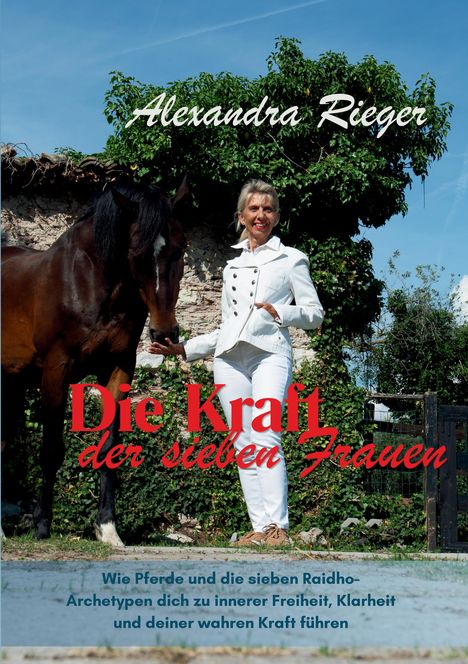 Titel: "Die Kraft der sieben Frauen". Alexandra Rieger mit einem Pferd. Hintergrund mit grünem Laub und klarer Himmel.