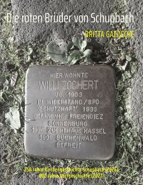 Gedenkstein „Hier wohnte Willi Zochert“, umgeben von Gras, zum Widerstand in Schupbach. Autor: Britta Gaedecke.