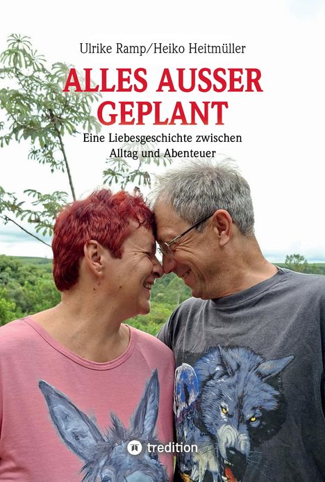 „ALLES AUSSER GEPLANT. Eine Liebesgeschichte zwischen Alltag und Abenteuer.“ Ein Paar lächelt sich im Grünen an.