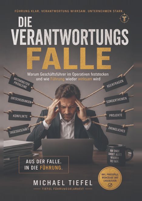 Buchcover: "Die Verantwortungsfalle" von Michael Tiefel, mit gestresstem Mann, umgeben von Seilen mit Schildern wie "Rückfragen".