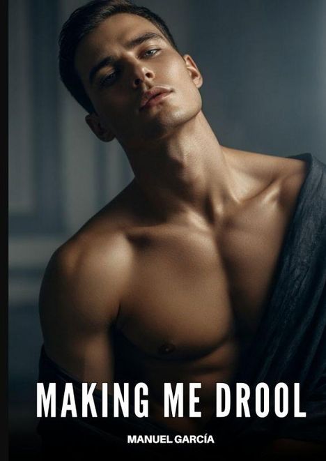 "MAKING ME DROOL. MANUEL GARCÍA." Ein junger Mann mit nacktem Oberkörper, leicht geneigtem Kopf.