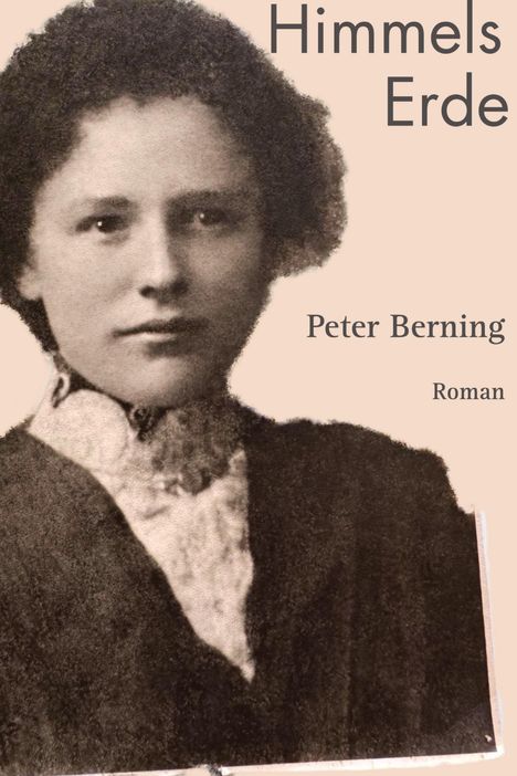 „Himmels Erde“ und „Peter Berning Roman“. Schwarz-weißes Portrait einer Frau in altertümlicher Kleidung.