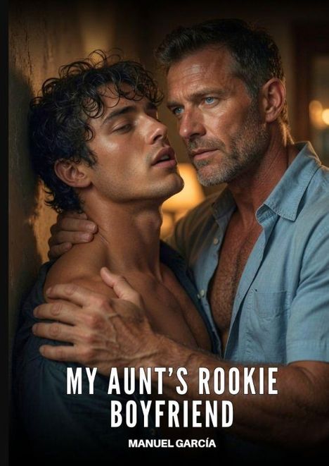 "MY AUNT'S ROOKIE BOYFRIEND" von Manuel García. Zwei Männer in enger Umarmung, voller Emotion.
