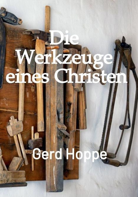 "Die Werkzeuge eines Christen" und "Gerd Hoppe". Eine Sammlung alter Holzwerkzeuge an einer Wand.