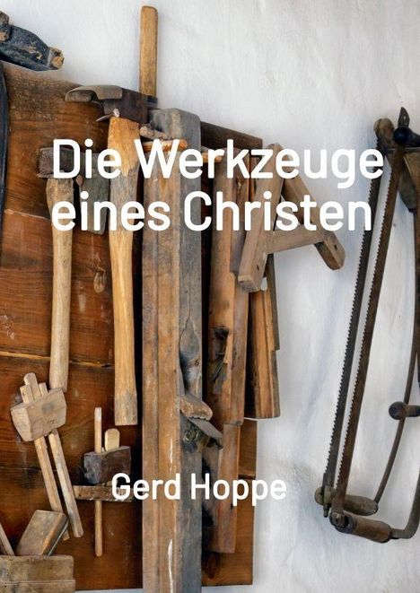 „Die Werkzeuge eines Christen“, darunter „Gerd Hoppe“. Alte Werkzeuge hängen an einer Holzwand.