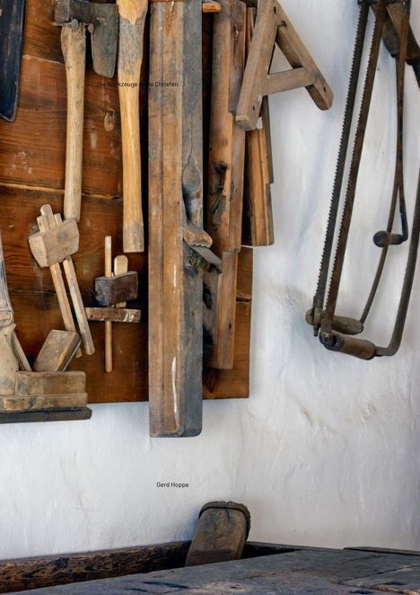 "Die Werkzeuge eines Christen." Verschiedene alte Holzwerkzeuge hängen an einer Wand, inklusive Sägen und Hämmer.