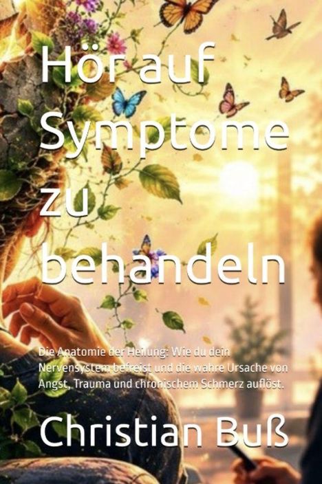 Text: „Hör auf Symptome zu behandeln“. „Christian Buß“. Natur mit Schmetterlingen und Pflanzen im Licht eines Sonnenuntergangs.