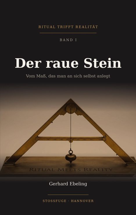 Der Text oben lautet "Ritual trifft Realität, Band I". Zentral steht "Der raue Stein". Darunter "Vom Maß, das man an sich selbst anlegt".