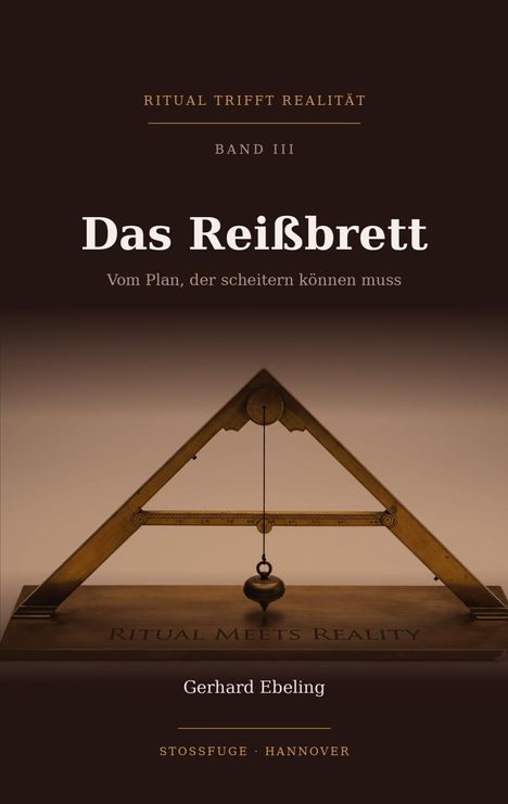 „RITUAL TRIFFT REALITÄT, BAND III, Das Reißbrett, Vom Plan, der scheitern können muss, Gerhard Ebeling, STOSSFUGE · HANNOVER.“ 

Darunter ein antikes Vermessungsinstrument.
