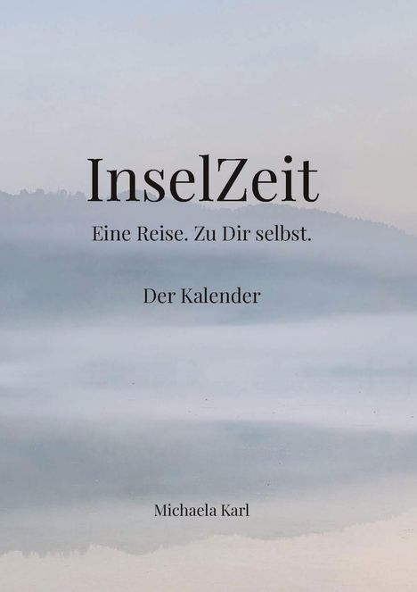 InselZeit. Eine Reise. Zu Dir selbst. Der Kalender. Michaela Karl. Nebel über ruhigem Wasser und Hügel im Hintergrund.
