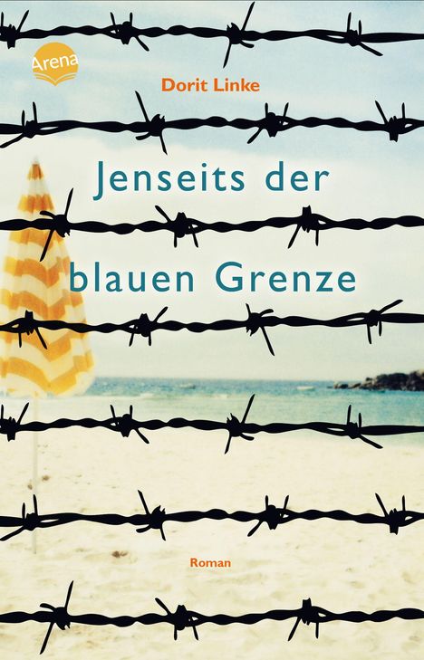 Titel: "Jenseits der blauen Grenze". Ein Strand mit einem Sonnenschirm, durch Stacheldraht getrennt.