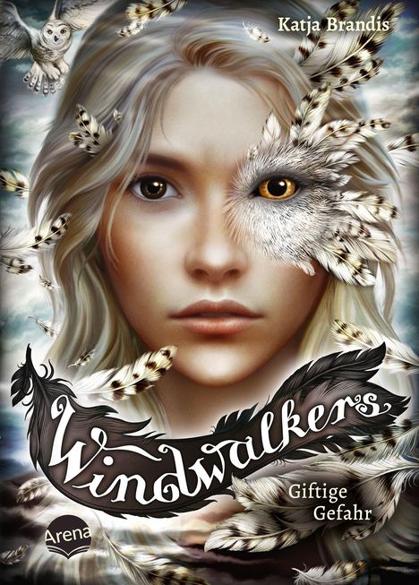 „Katja Brandis, Windwalkers, Giftige Gefahr, Arena“. 
Illustration zeigt ein Mädchen mit Eulenfedern und einer Eule.