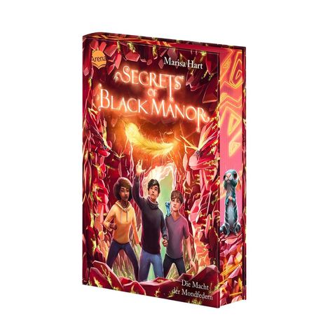 „Secrets of Black Manor“, „Die Macht der Mondfedern“, drei Jugendliche und mystische Symbole umgeben von leuchtenden Kristallen.