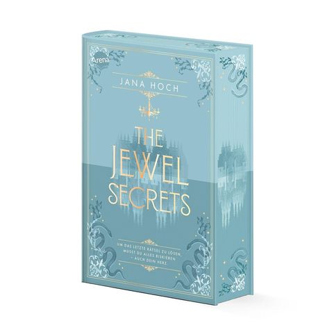 Text: "Jana Hoch. The Jewel Secrets. Um das letzte Rätsel zu lösen, musst du alles riskieren – auch dein Herz."  
Buchcover in Blau mit Schlossmotiv.