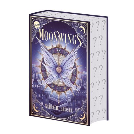 Das Buchcover zeigt den Titel "Moonwings" von Nathalie Bröske. Ein Schmetterling auf Kompassrose vor violettem Nachthimmel.