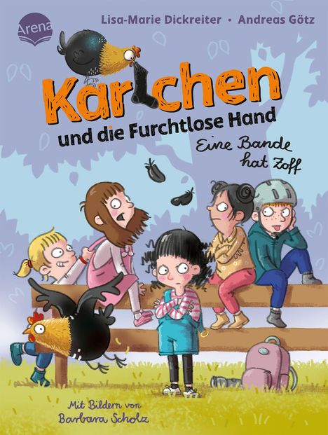 "Karichen und die Furchtlose Hand. Eine Bande hat Zoff." Illustration: Kinder sitzen auf einer Bank. Ein Huhn trägt eine Socke.