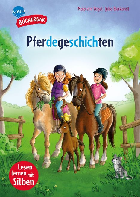 „Pferdegeschichten“. Zwei Kinder reiten auf Pferden, ein Fohlen und Kätzchen daneben; grüner Hintergrund.