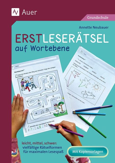 "ERSTLESERÄTSEL auf Wortebene" auf türkisfarbenem Hintergrund. Zwei Kinderhände lösen ein Rätsel.