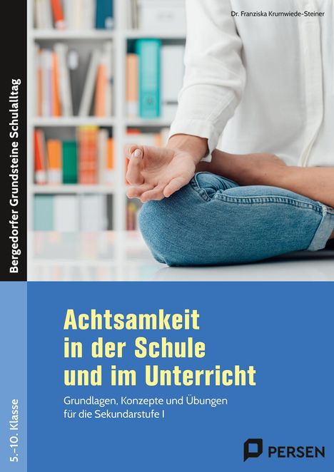 Titel: "Achtsamkeit in der Schule und im Unterricht". Eine Person meditiert vor einem Bücherregal.