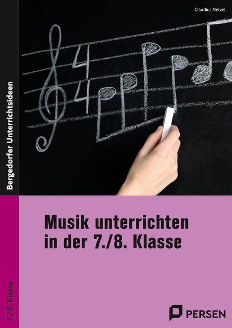 „Musik unterrichten in der 7./8. Klasse“ steht auf einem lila Hintergrund. Eine Hand zeichnet Noten auf eine Tafel.