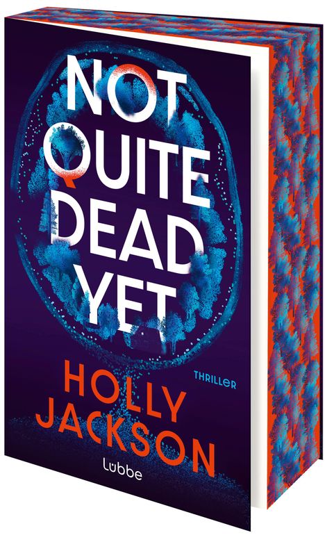 Text: “NOT QUITE DEAD YET”, “HOLLY JACKSON”, “THRILLER”, “lübbe”. Buchcover in Blau- und Rottönen mit Textur.