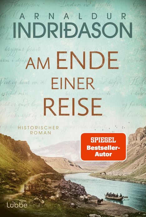 Buchtitel: "Am Ende einer Reise" von Arnaldur Indriðason. Historischer Roman. Landschaft mit Fluss, Bergen und Boot.