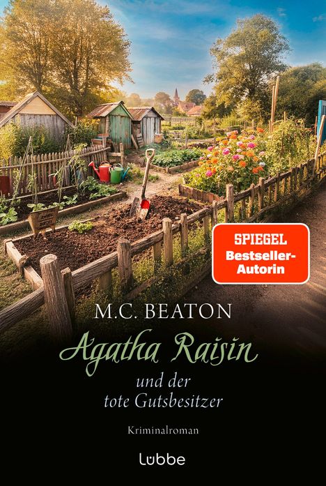„M.C. Beaton Agatha Raisin und der tote Gutsbesitzer Kriminalroman“. Garten mit Blumen, Schuppen und Dorf im Hintergrund.