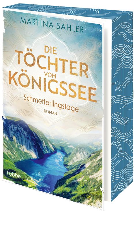 "Die Töchter vom Königssee: Schmetterlingstage, Roman von Martina Sahler." Eine illustrierte Landschaft mit See.