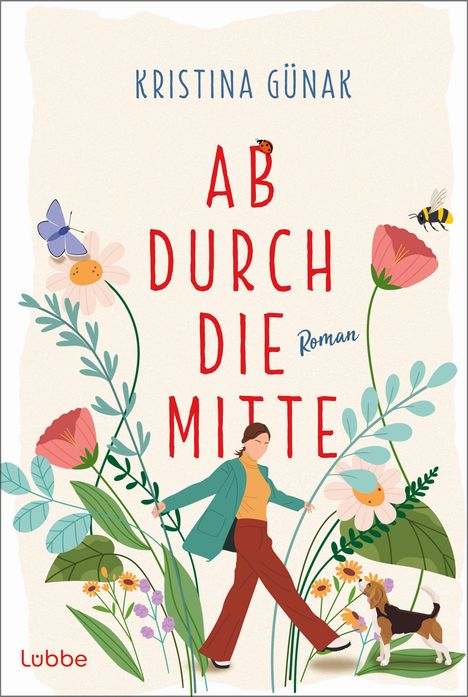 "Kristina Günak. Ab durch die Mitte. Roman." Eine Frau spaziert fröhlich durch bunte Blumen mit einem kleinen Hund.