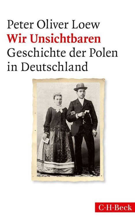 "Peter Oliver Loew: Wir Unsichtbaren. Geschichte der Polen in Deutschland." Ein altes Foto eines Paares in traditioneller Kleidung.