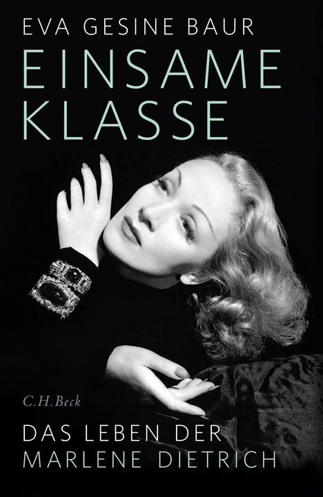 „EVA GESINE BAUR EINSAME KLASSE DAS LEBEN DER MARLENE DIETRICH“ steht über einem Porträt einer eleganten Frau.