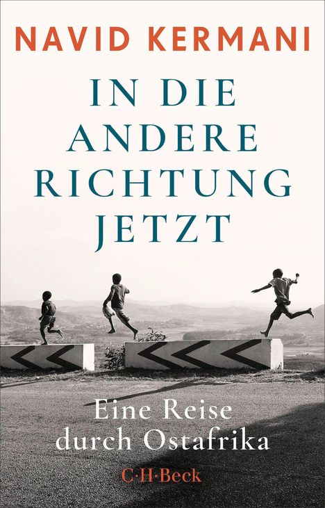 Text: "IN DIE ANDERE RICHTUNG JETZT" von Navid Kermani, "Eine Reise durch Ostafrika". Drei springende Kinder vor Landschaft.