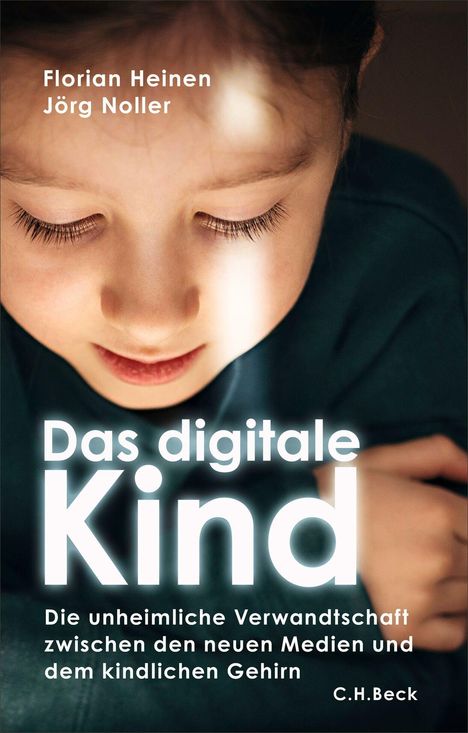 Florian Heinen, Jörg Noller: "Das digitale Kind". Ein Kind schaut nach unten. Lichtstrahl auf Gesicht.