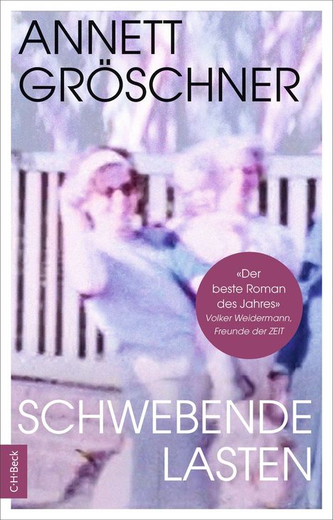 „Annett Gröschner, Schwebende Lasten“; Zitat „Der beste Roman des Jahres“ auf lila Hintergrund. Verwaschenes Foto.