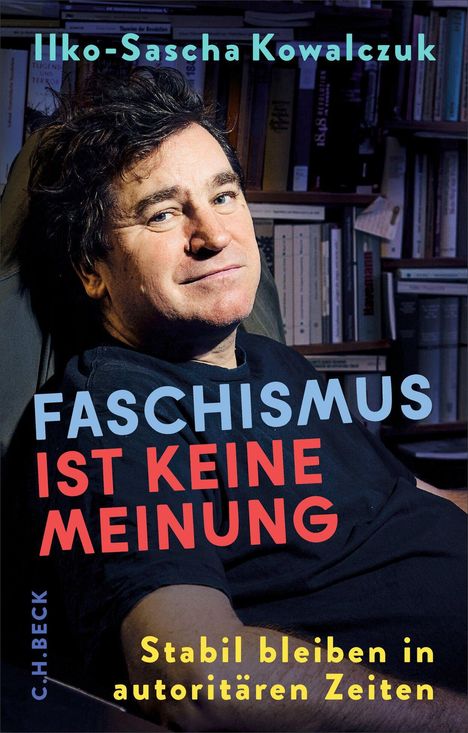 Buchtitel: "Faschismus ist keine Meinung." Untertitel: "Stabil bleiben in autoritären Zeiten." Mann entspannt in einem Sessel.