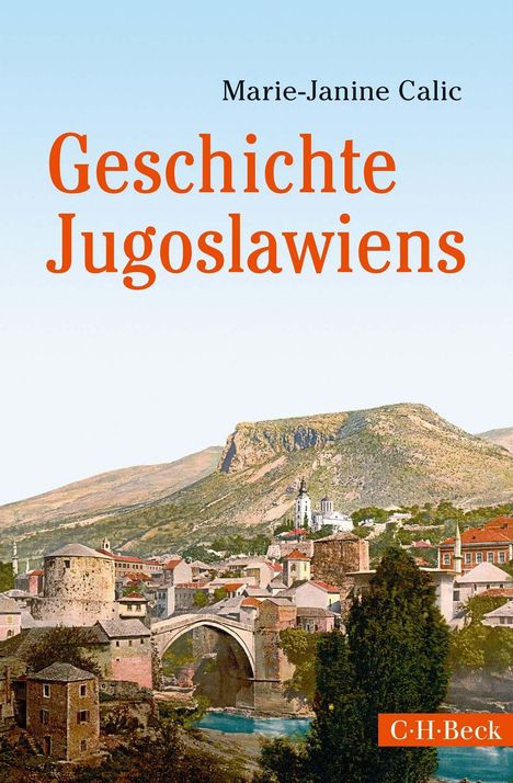 Titel: "Geschichte Jugoslawiens", Autor: Marie-Janine Calic. Eine alte Stadtlandschaft mit Brücke vor einer Bergkulisse.